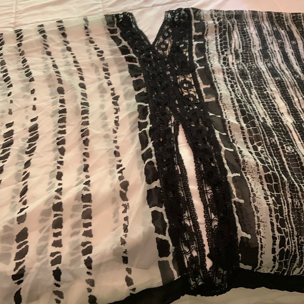Amita Naithani black and white shawl. Women’s M